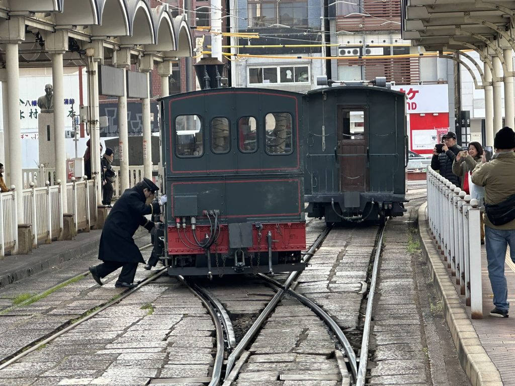 松山市駅の坊っちゃん列車