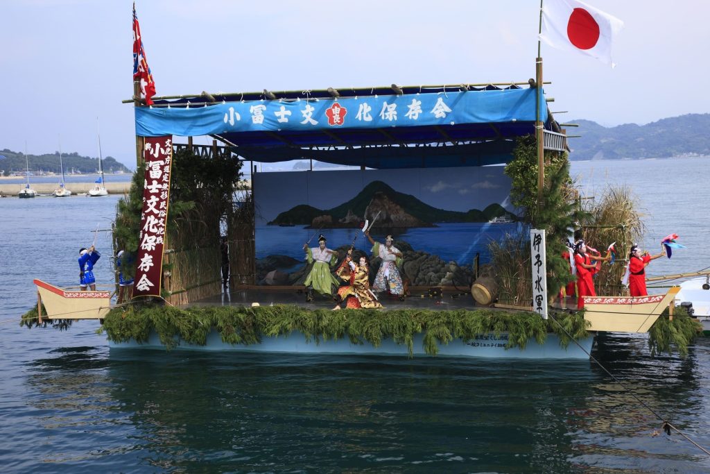 興居島の船踊り奉納(今年は体育館での開催)愛媛県松山市 興居島