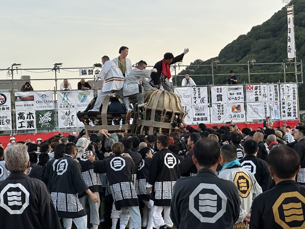 愛媛県松山秋祭り鉢合わせ神輿写真