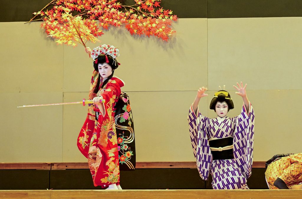 体育館で開催時の船踊り