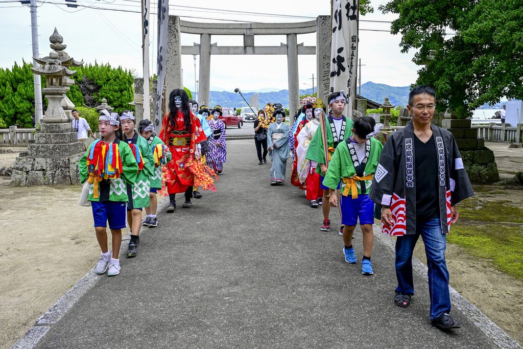 船踊りの当日、本会場興居島小中学校体育館へ会場入りする前に、島の氏神様
船越和気比賣神社へ役者全員で参拝します。