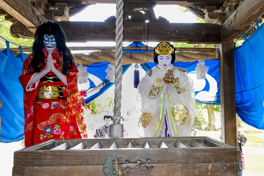 船踊りの当日、本会場興居島小中学校体育館へ会場入りする前に、島の氏神様
船越和気比賣神社へ役者全員で参拝します。