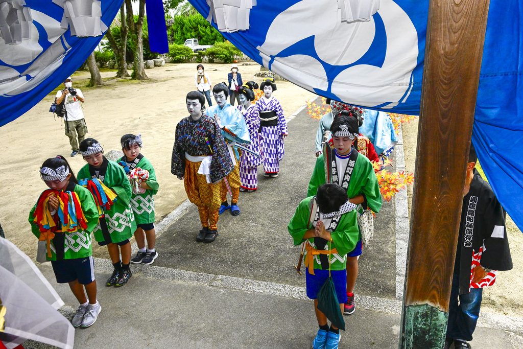 船踊りの当日、本会場興居島小中学校体育館へ会場入りする前に、島の氏神様
船越和気比賣神社へ役者全員で参拝します。