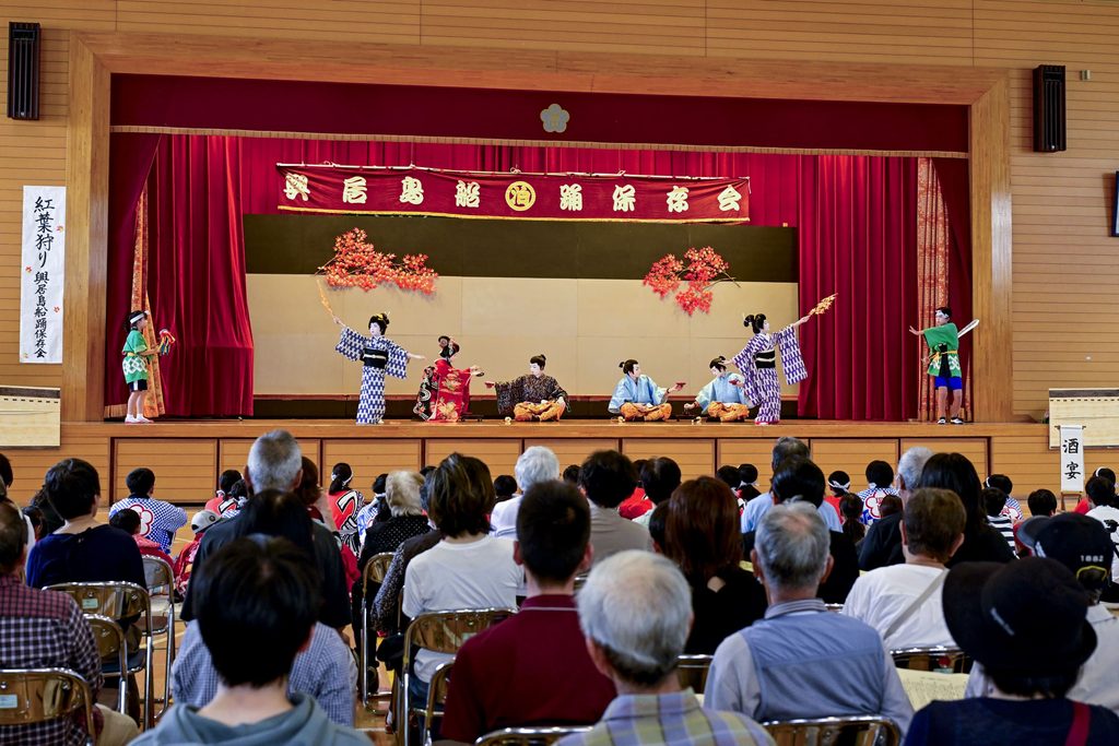 体育館で開催時の船踊り
