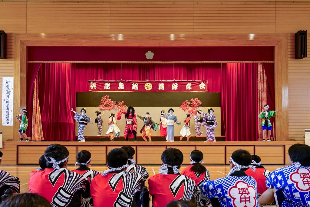 体育館で開催時の船踊り