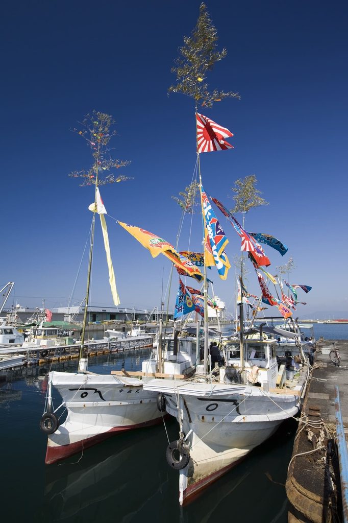 写真はお神輿が海を渡る「神輿の船渡御(海幸祭)」