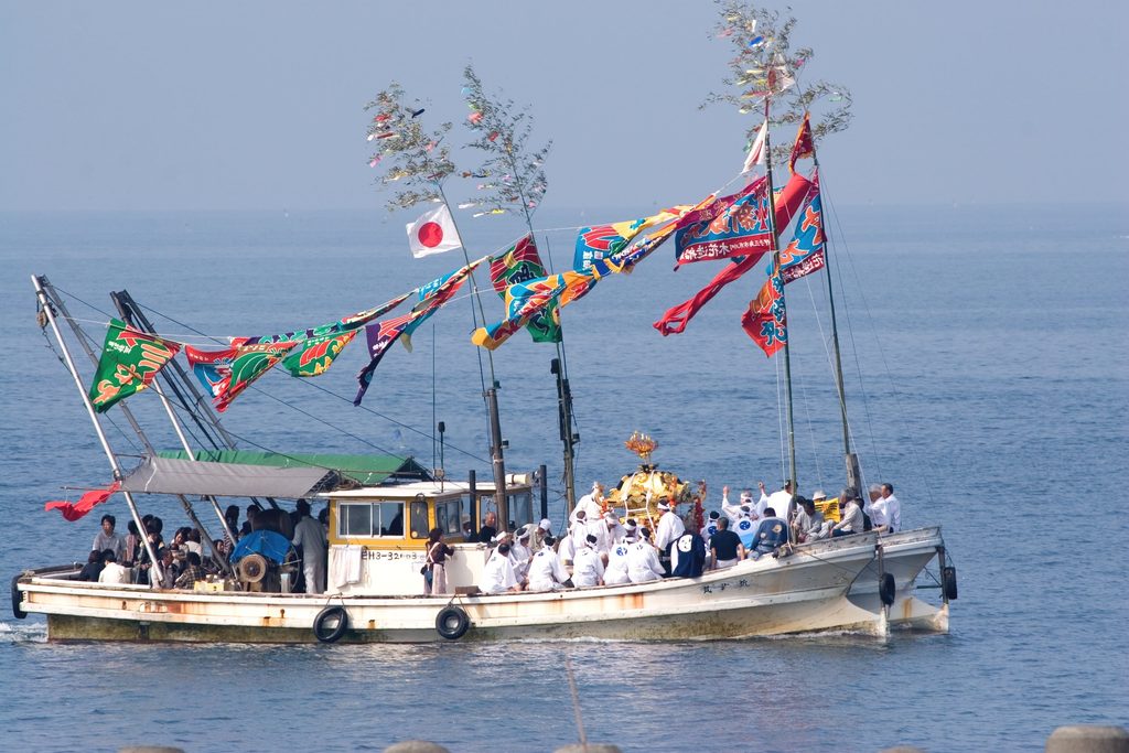 お神輿が海を渡る「神輿の船渡御(海幸祭)」