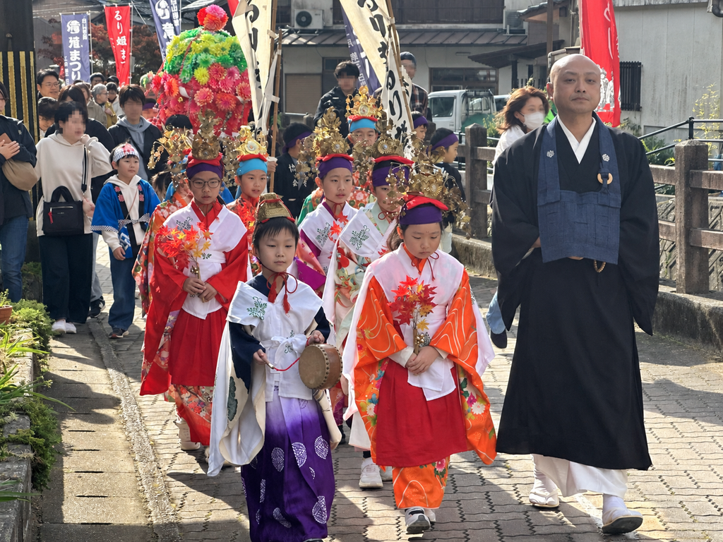 稚児行列と花神輿の出発写真
