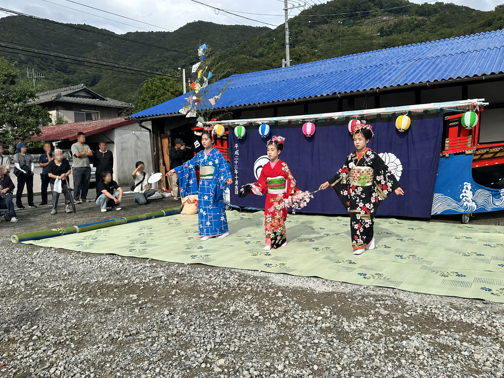 華やかな和装による御船踊り