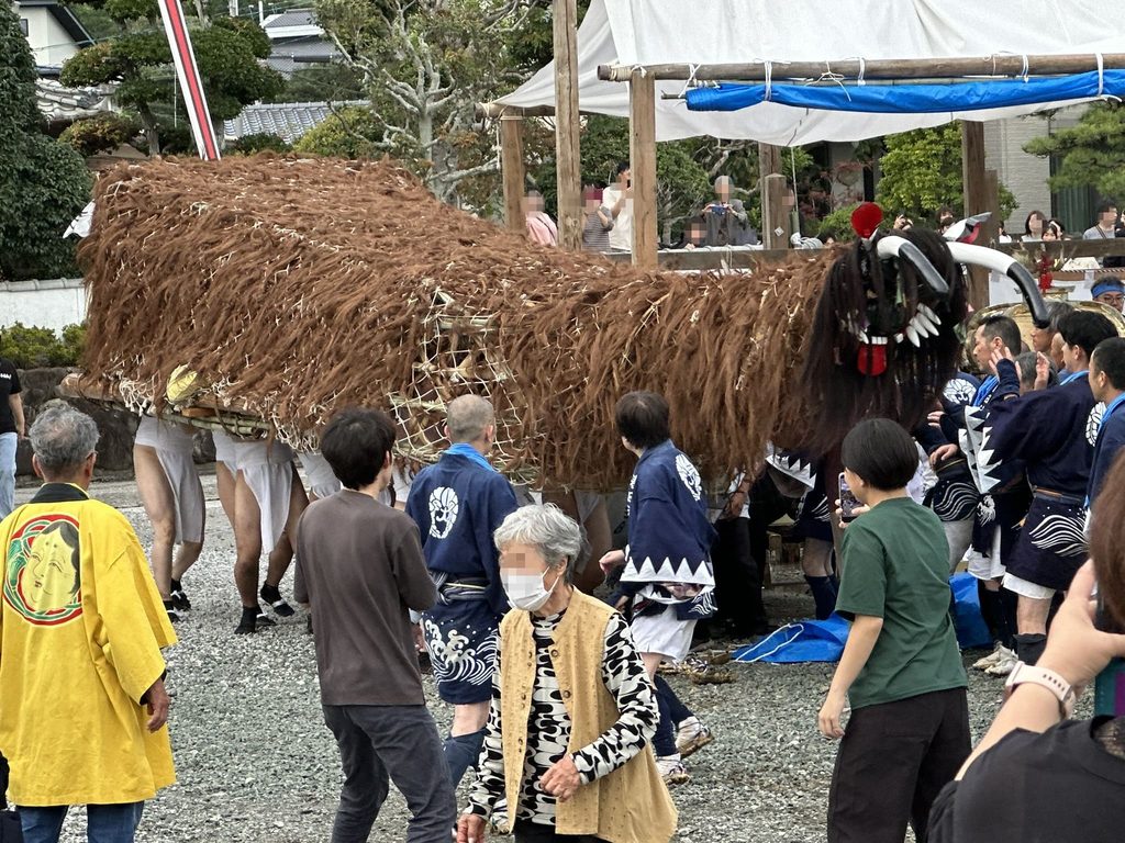 暴れまわる牛鬼