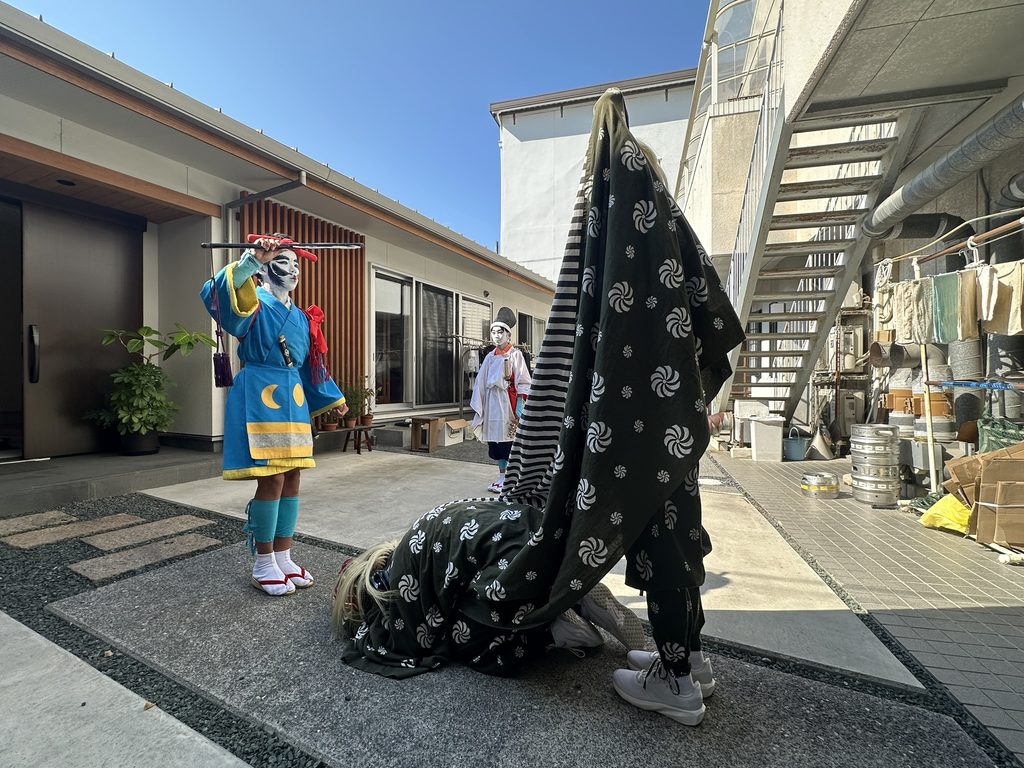 三島神社秋祭りの見事な獅子舞です。