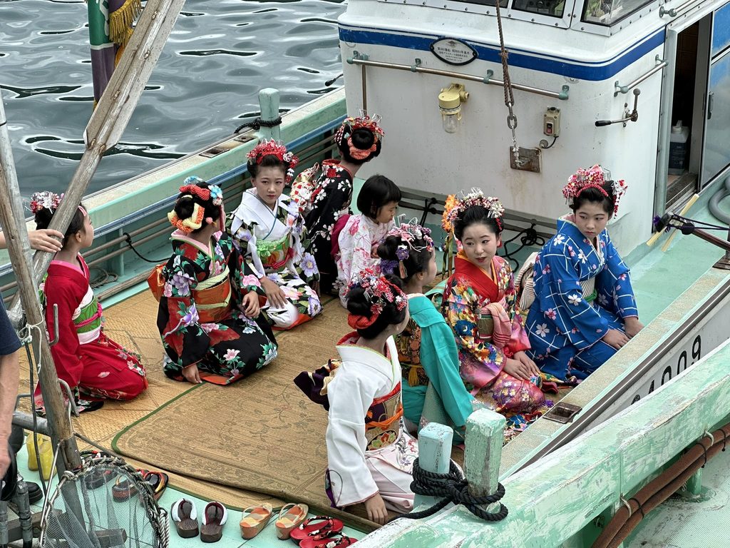 お神輿や踊り手さん、巫女さんの海上渡御