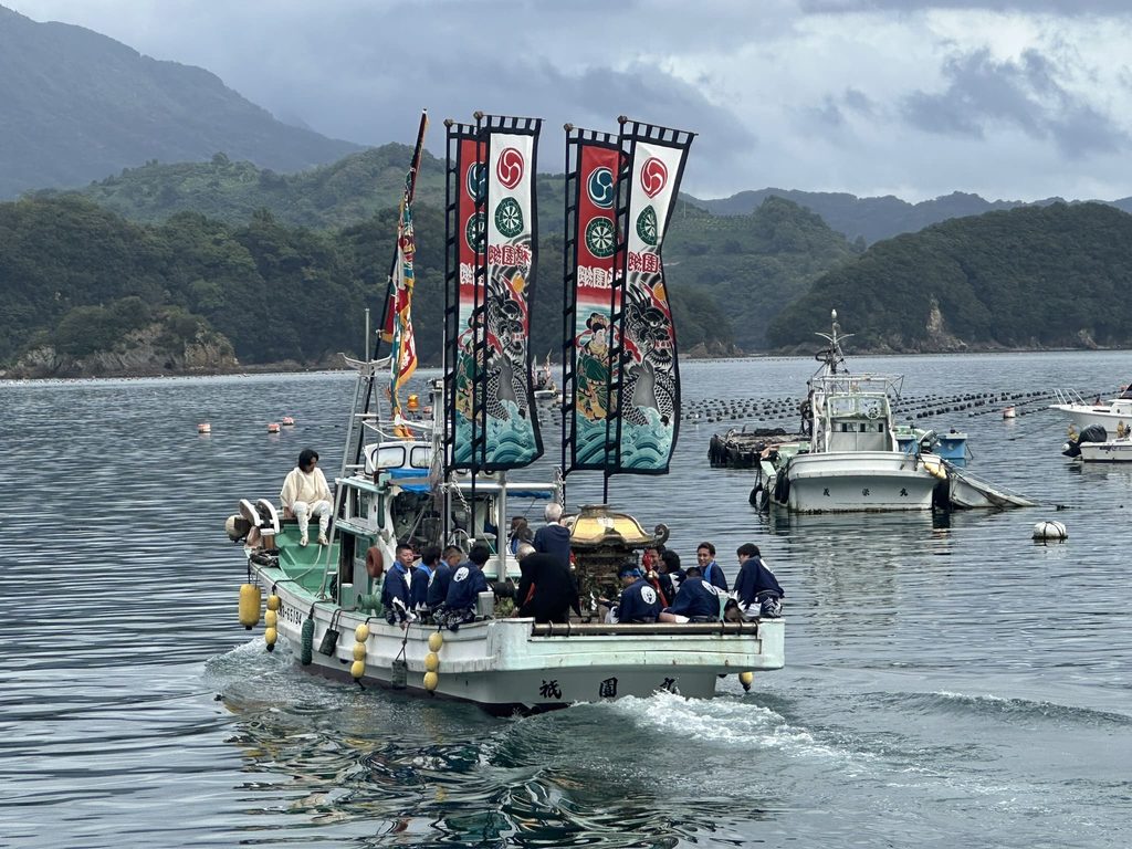 お神輿や踊り手さん、巫女さんの海上渡御