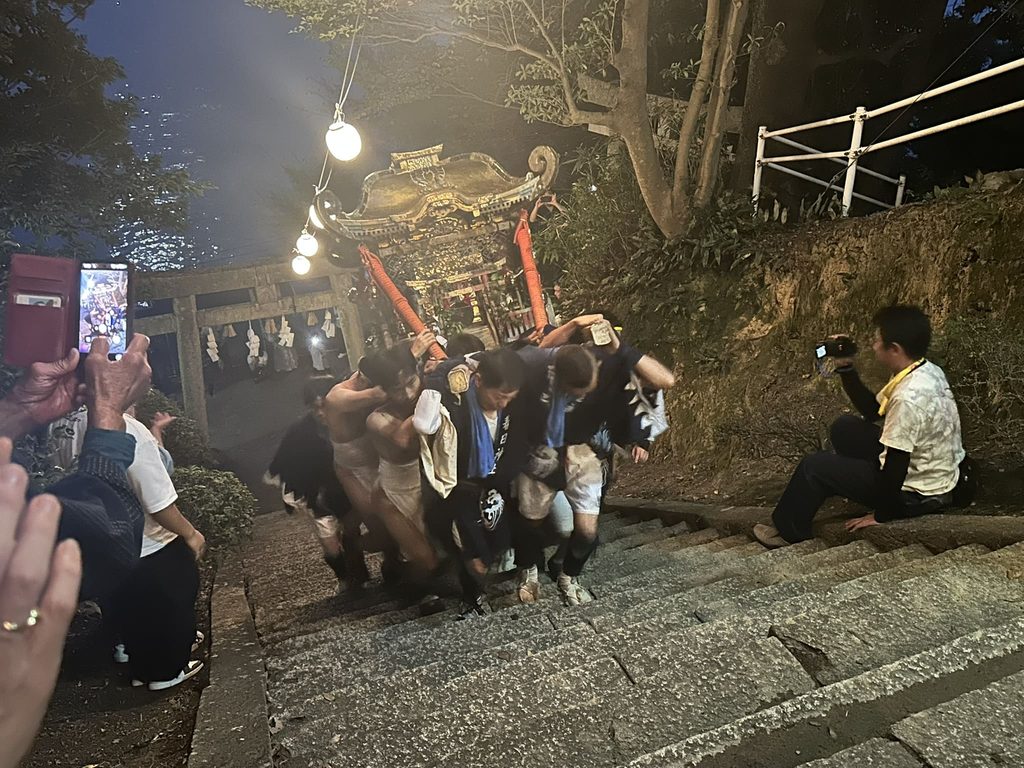 3基の神輿が急な石段を駆け上がる「宮入り」