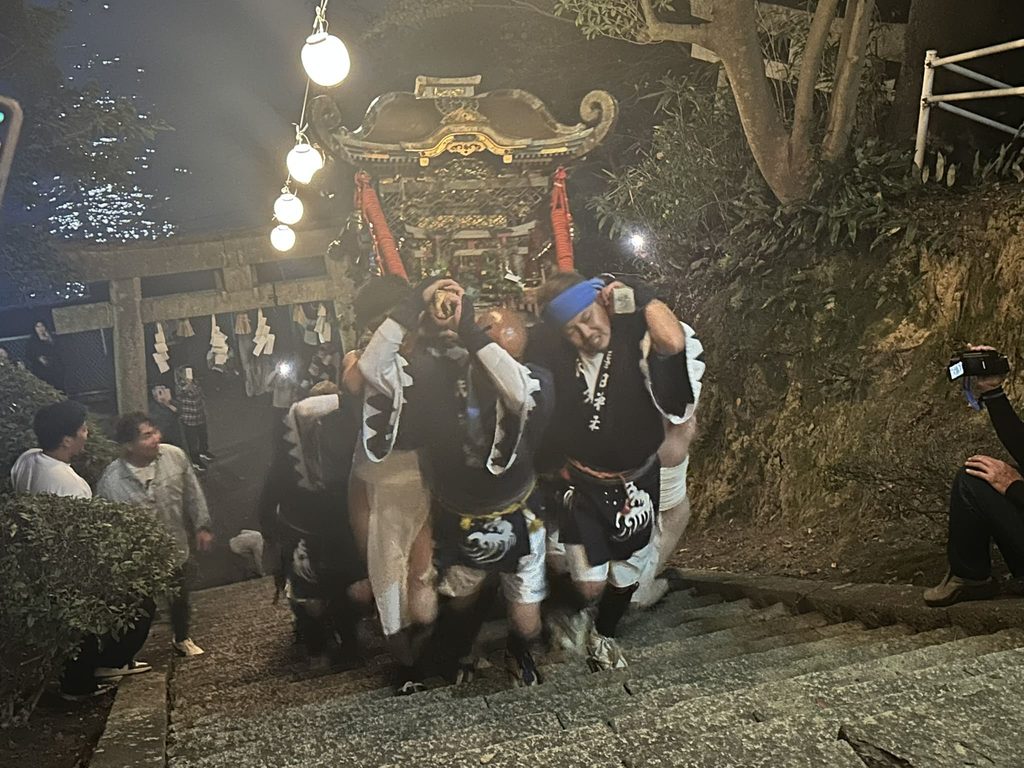 3基の神輿が急な石段を駆け上がる「宮入り」