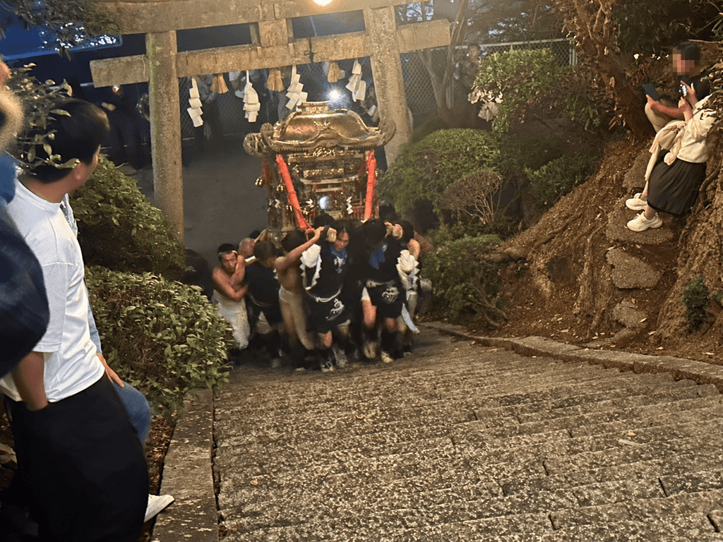 3基の神輿が急な石段を駆け上がる「宮入り」