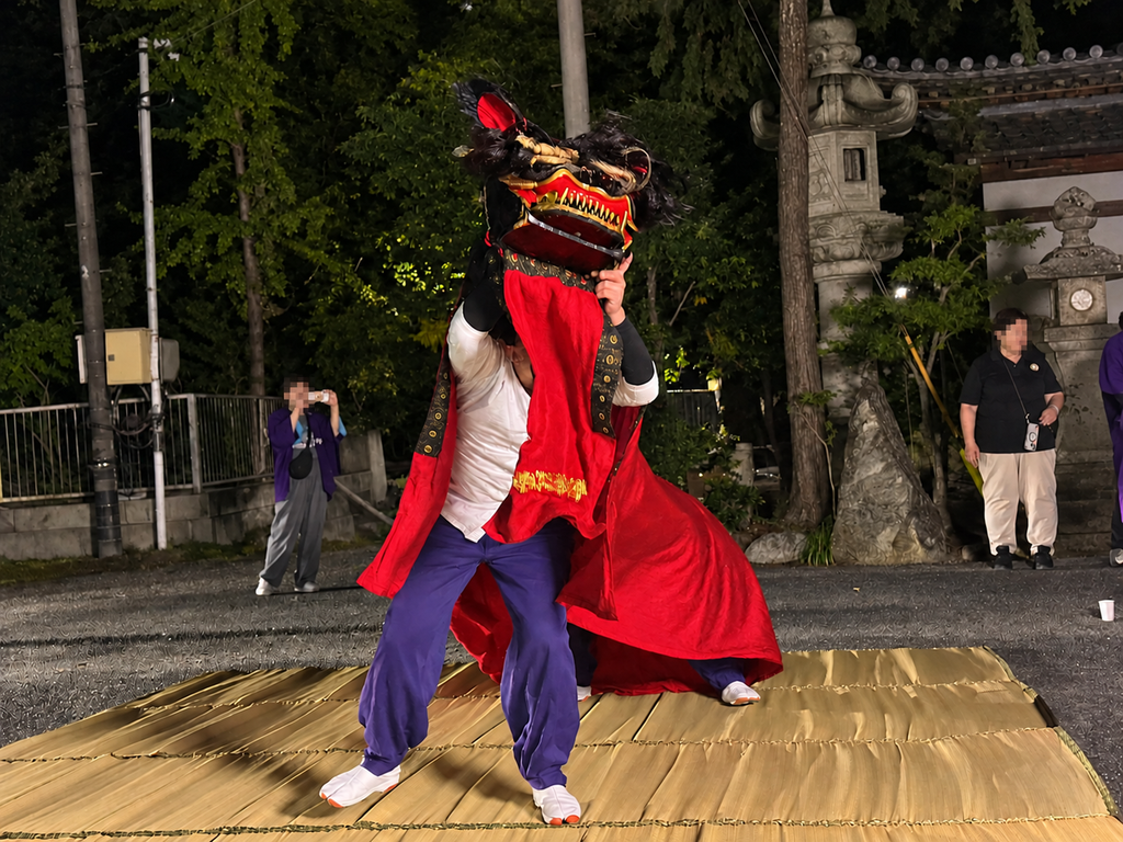 川之江秋祭り 長須中所獅子舞保存会による獅子舞の披露(川之江八幡神社境内)