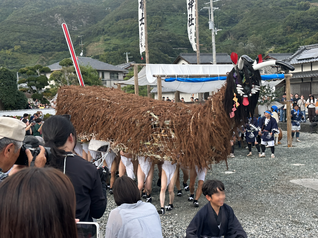暴れまわる牛鬼
